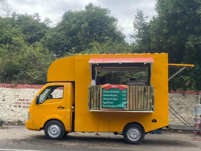 ⁠Food
                                                                    court vehicle